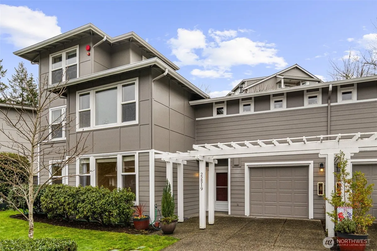 Property Slideshow image 1 of 36 | 22519 se 38th ter 1423, Issaquah, WA, 98029