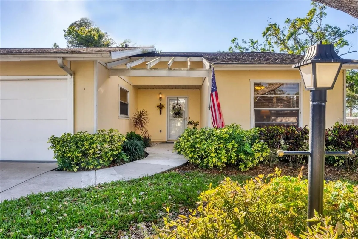 Property Slideshow image 1 of 29 | 4058 oakhurst dr 3174, Sarasota, FL, 34233