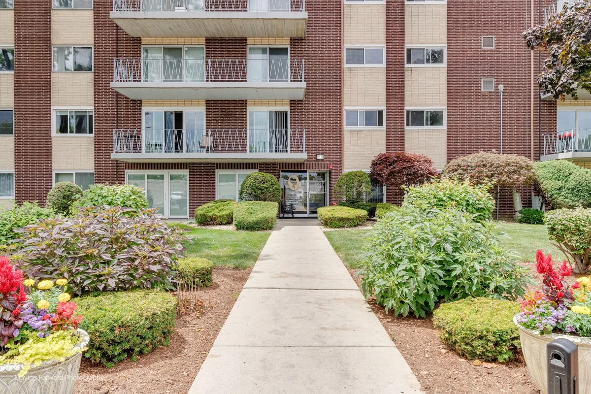 Property Slideshow image 1 of 36 | 2900 maple ave apt 13c, Downers Grove, IL, 60515