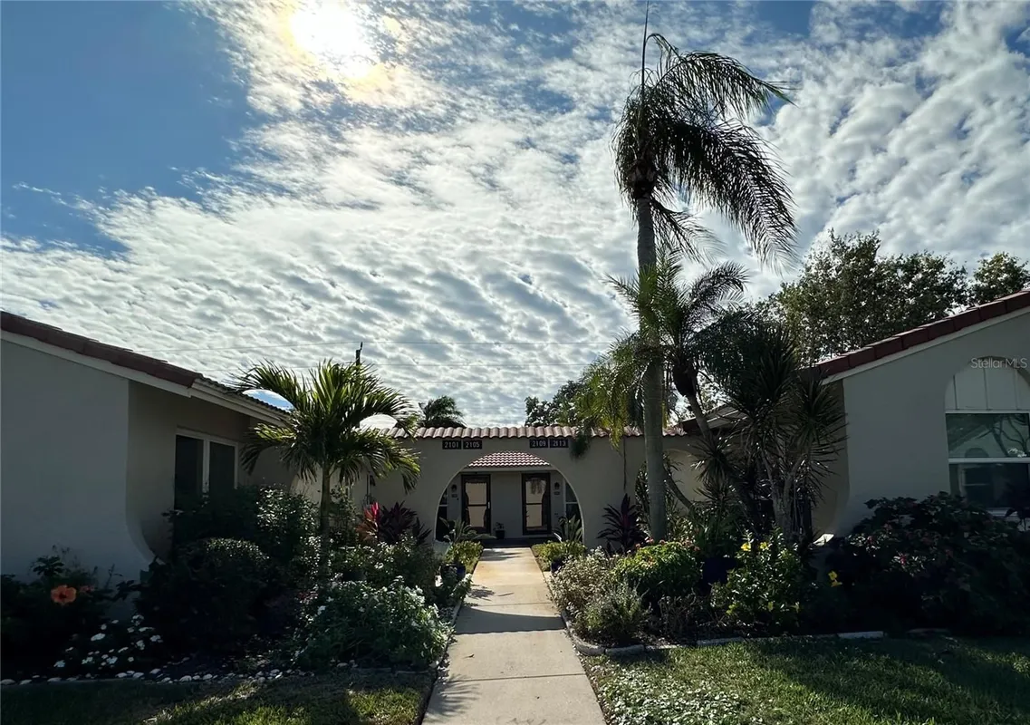 Property Slideshow image 1 of 11 | 2105 pueblo cir v2, Sarasota, FL, 34231