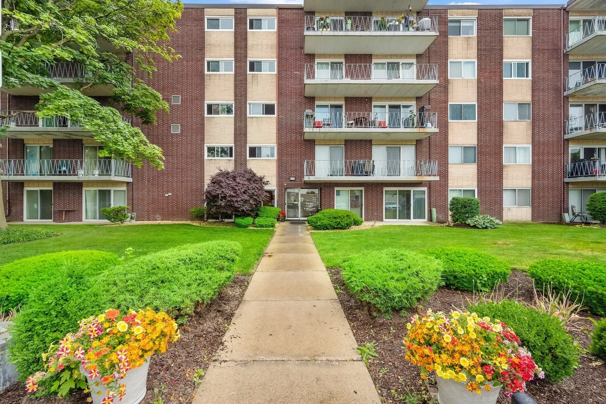 Property Slideshow image 1 of 17 | 2900 maple ave 4a, Downers Grove, IL, 60515