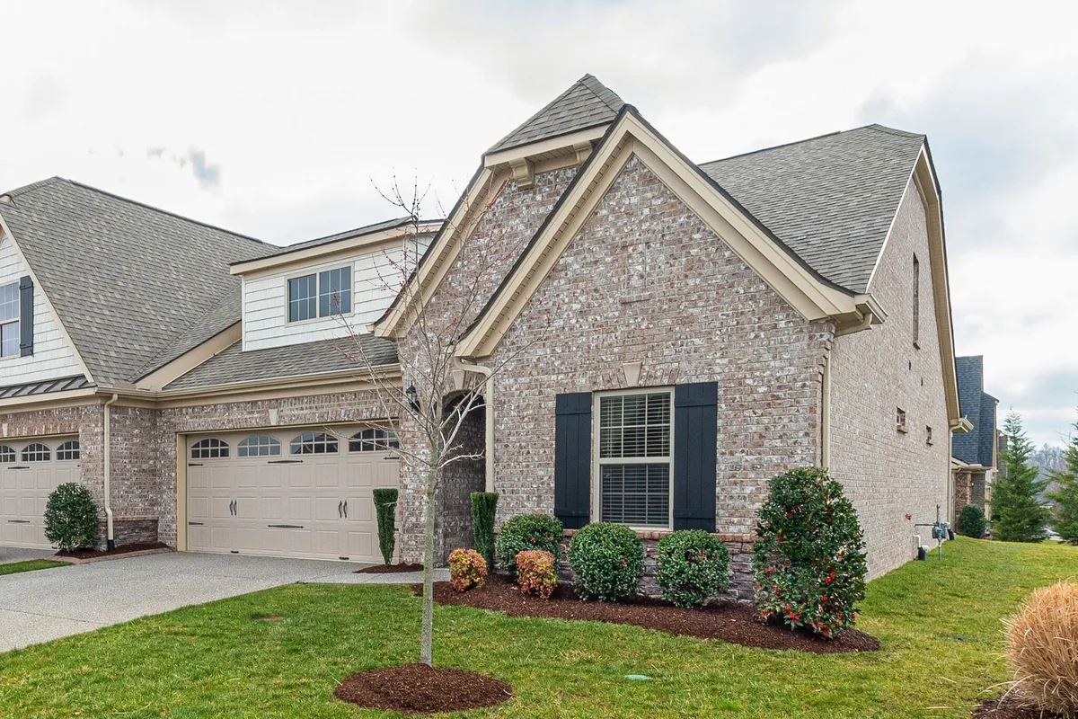 Property Slideshow image 1 of 33 | 1386 whispering oaks dr, Lebanon, TN, 37090