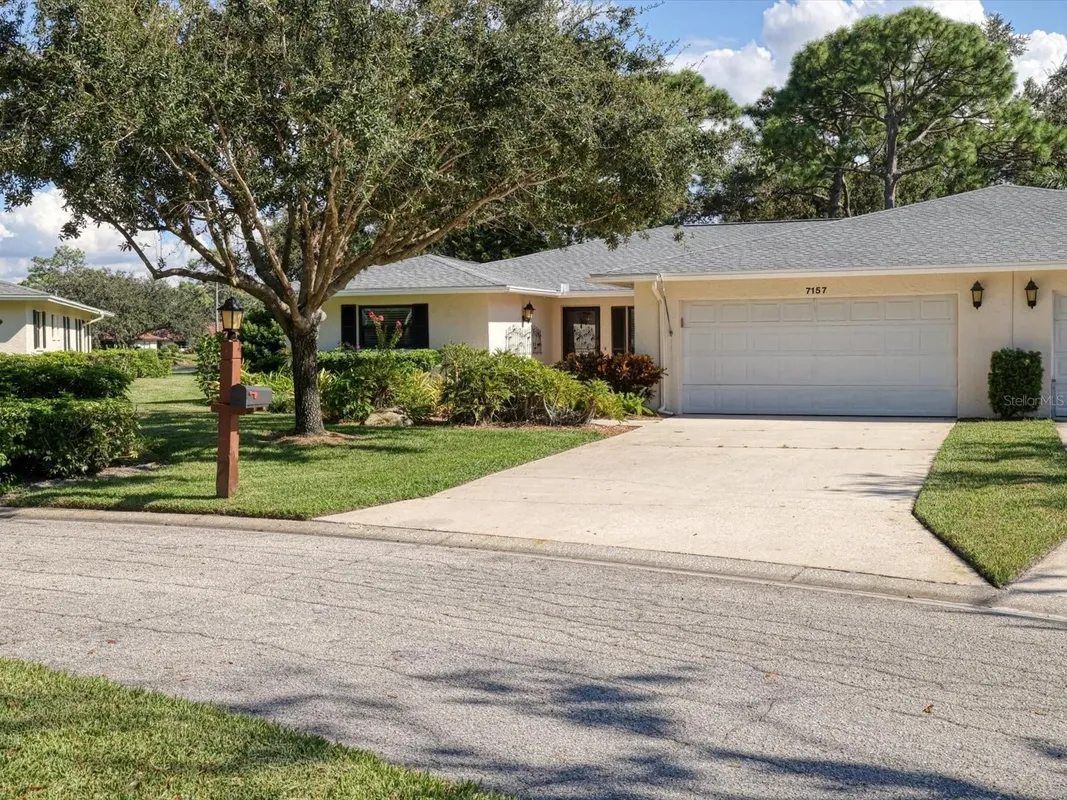 Property Slideshow image 1 of 51 | 7157 fairway bend cir, Sarasota, FL, 34243
