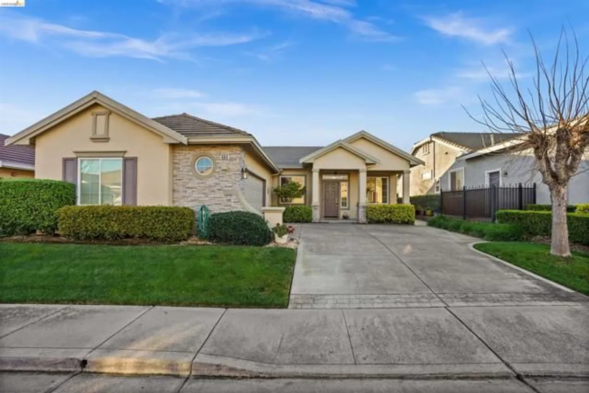 Property Slideshow image 1 of 39 | 680 stewart way, Brentwood (Cc), CA, 94513