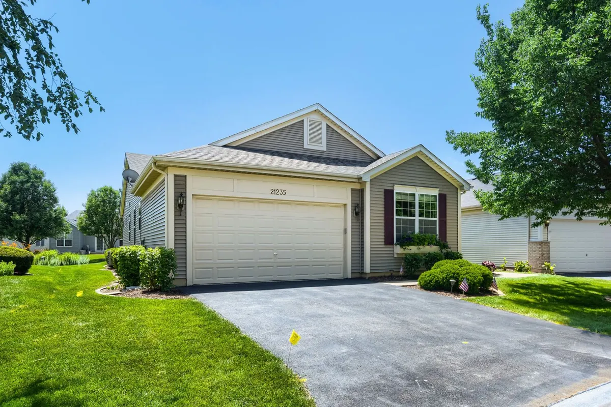 Property Slideshow image 1 of 29 | 21235 windsor lake ln, Crest Hill, IL, 60403