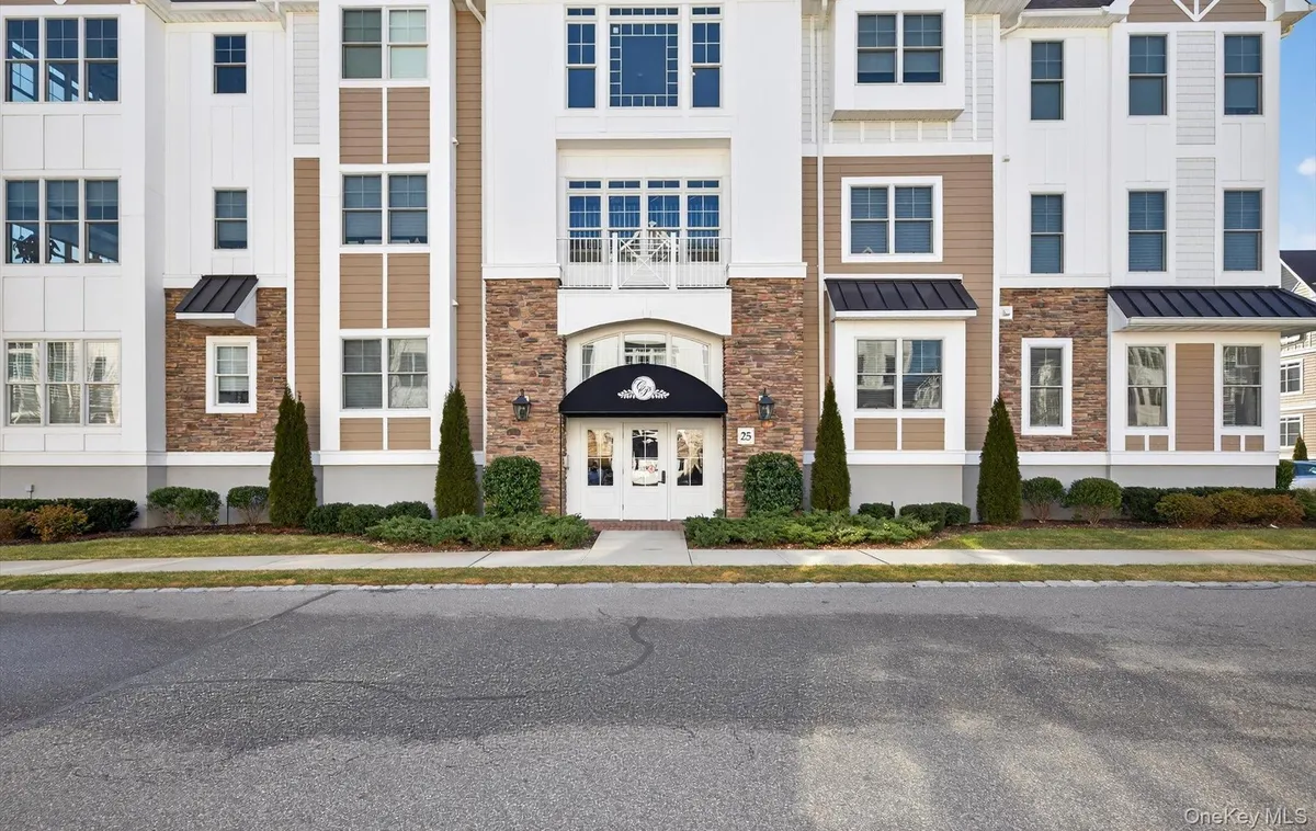 Property Slideshow image 1 of 45 | 25102 aspenwood dr, Plainview, NY, 11803