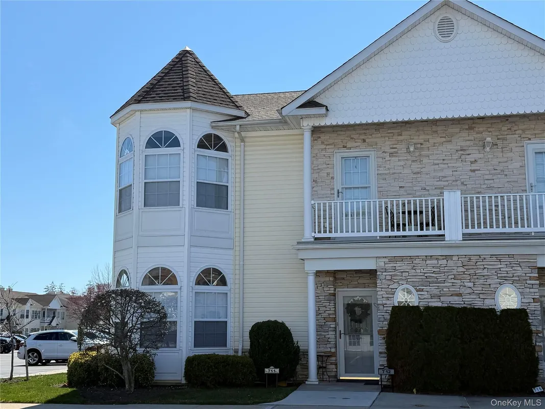Property Slideshow image 1 of 24 | 712 narragansett villas dr 712, Babylon, NY, 11757