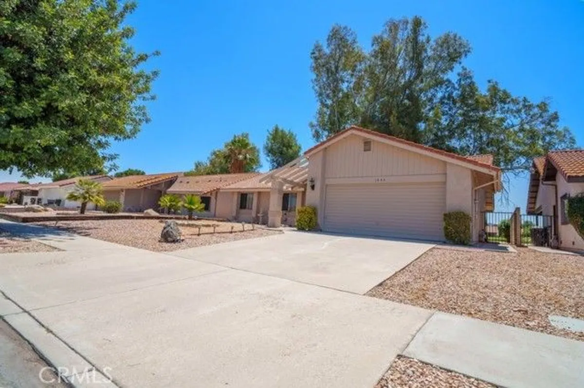 Property Slideshow image 1 of 27 | 1925 silver oak way, Hemet, CA, 92545