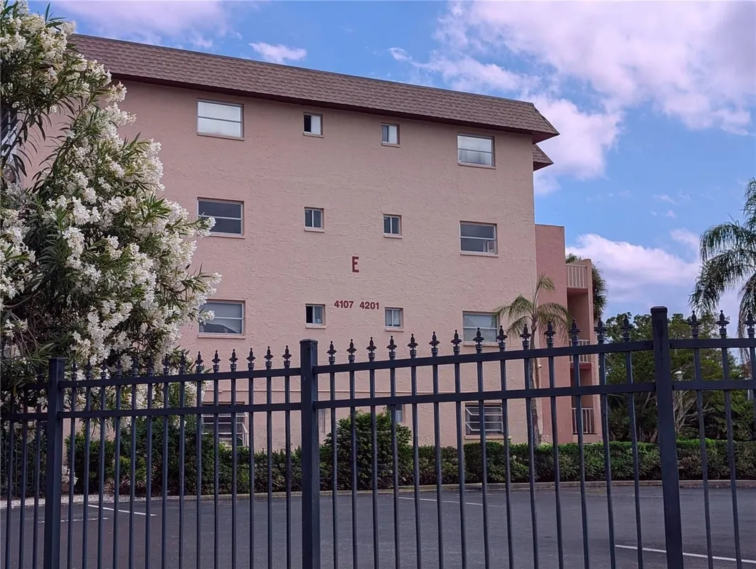 Property Slideshow image 1 of 28 | 4111 heron way e-103, Bradenton, FL, 34205