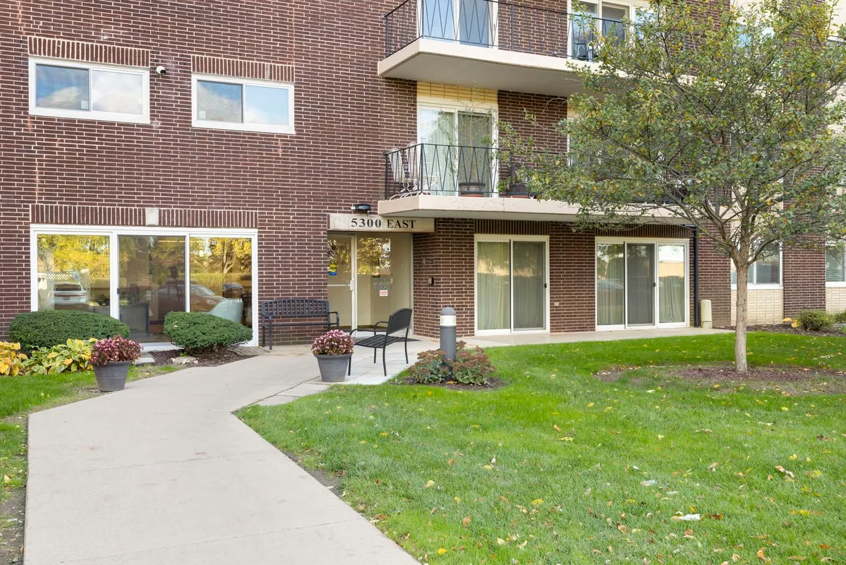 Property Slideshow image 1 of 15 | 5300 walnut ave 18e, Downers Grove, IL, 60515