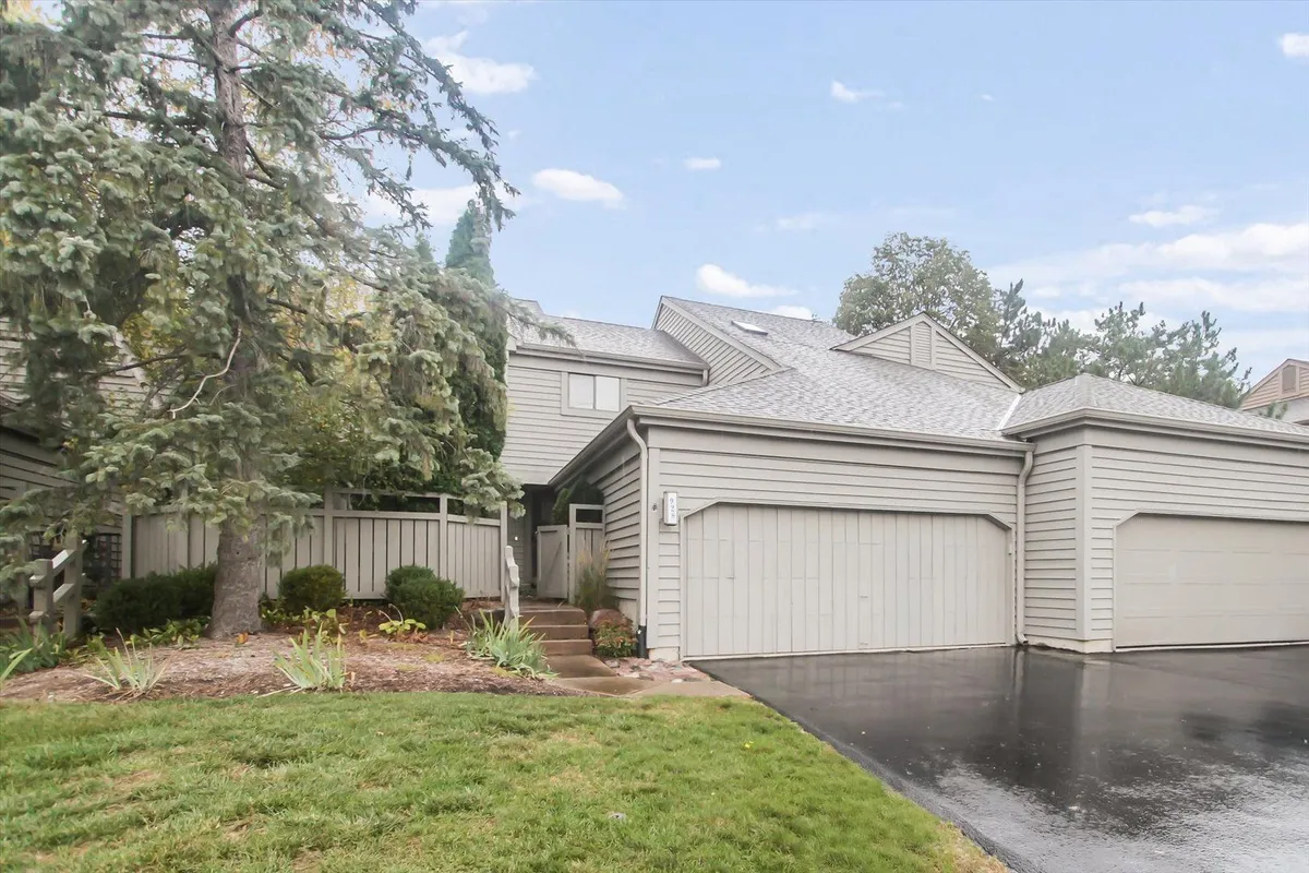 Property Slideshow image 1 of 32 | 928 longmeadow ct # 1016, Lake Barrington, IL, 60010
