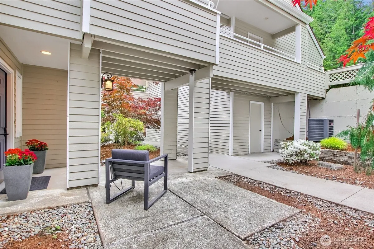 Property Slideshow image 1 of 40 | 4231 220th pl 1101, Issaquah, WA, 98029