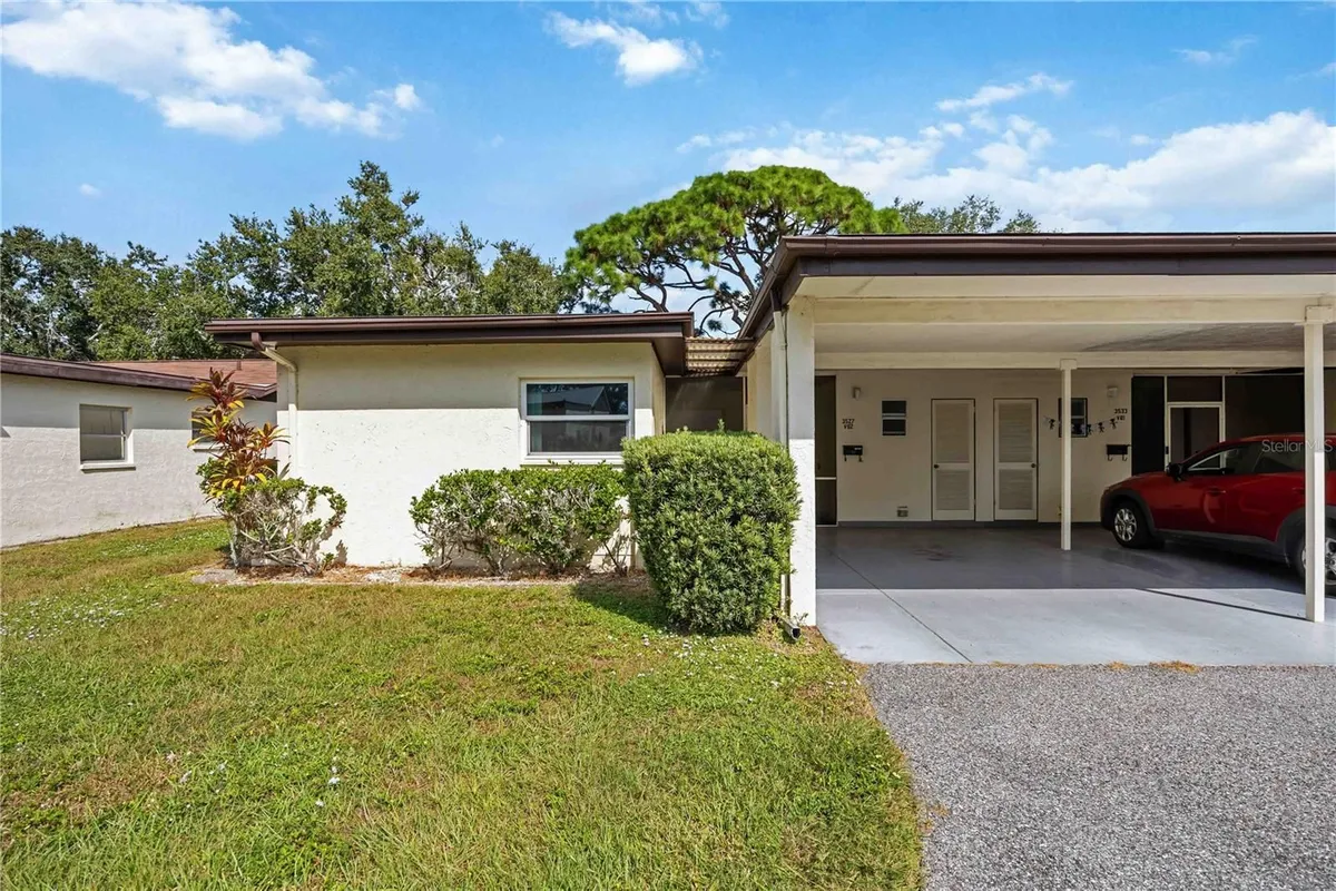 Property Slideshow image 1 of 51 | 3527 silver pine ct # 82, Sarasota, FL, 34231