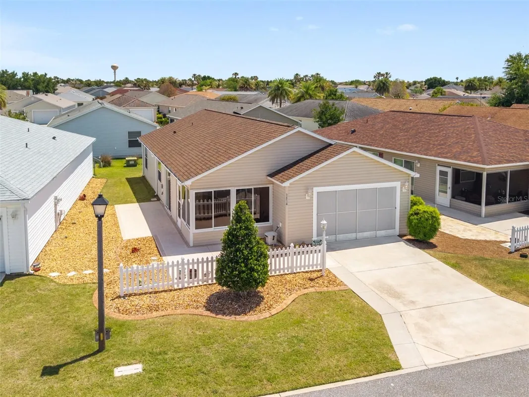 Property Slideshow image 1 of 50 | 1814 hallandale ln, The Villages, FL, 32162