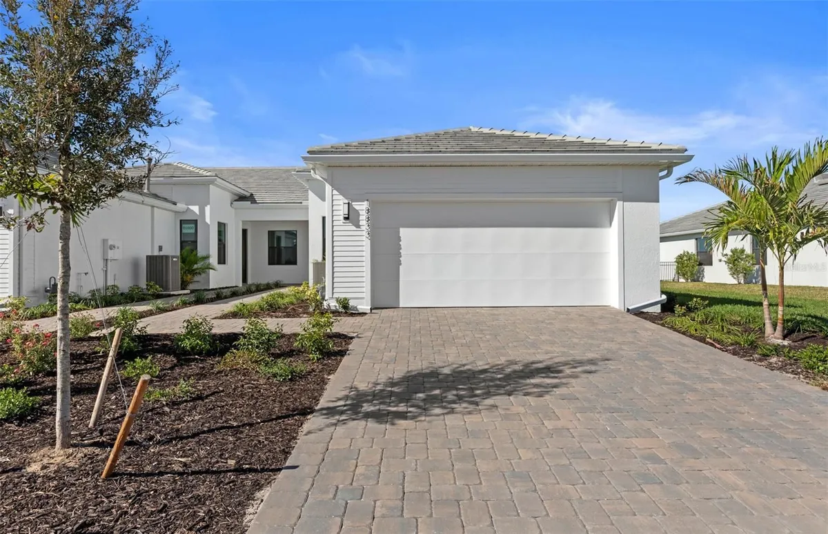Property Slideshow image 1 of 33 | 18833 indian rock pl, Lakewood Ranch, FL, 34211
