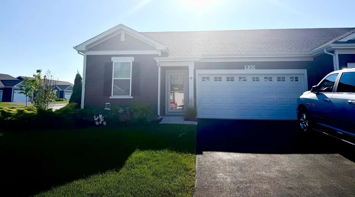 Property Slideshow image 1 of 7 | 930 fitzwilliam way, North Aurora, IL, 60542