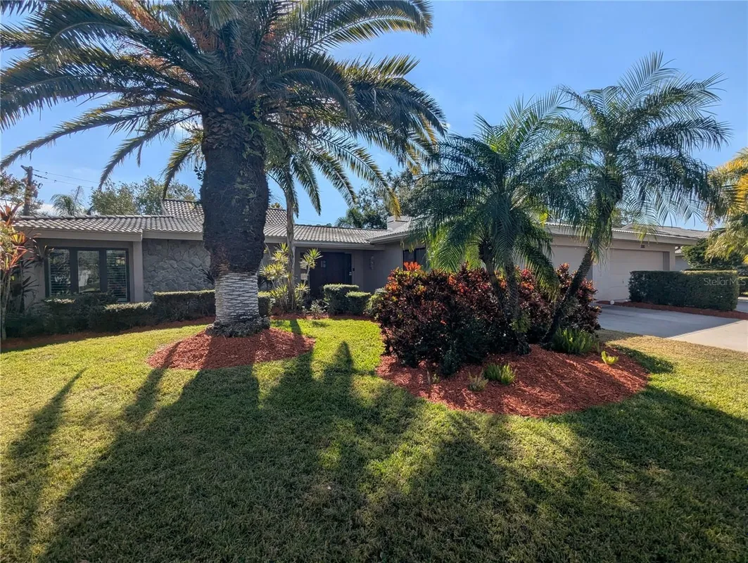 Property Slideshow image 1 of 65 | 3890 wilshire cir 27, Sarasota, FL, 34238