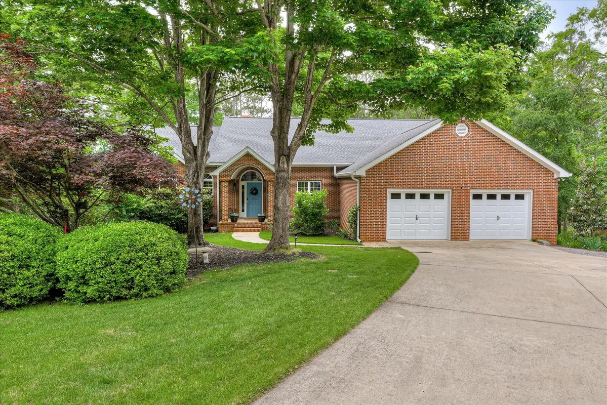 Property Slideshow image 1 of 61 | 907 patriots point pt, Mccormick, SC, 29835