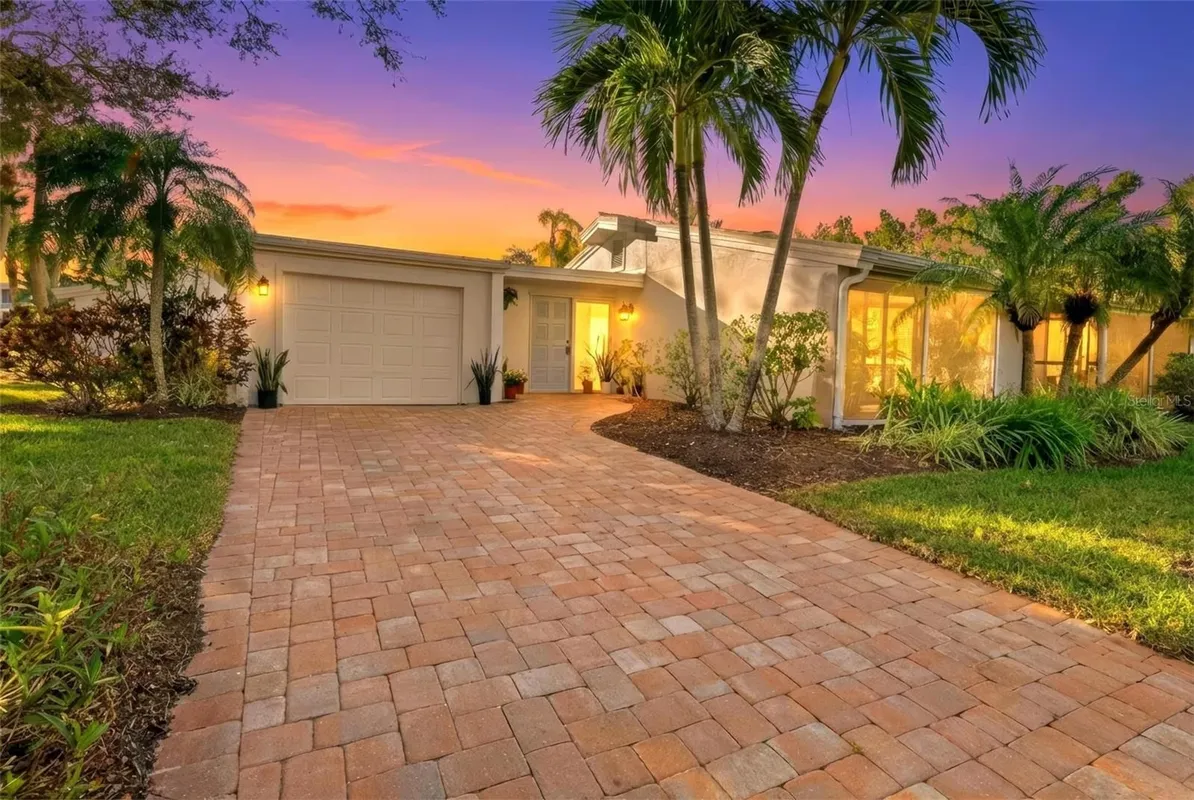Property Slideshow image 1 of 38 | 237 hourglass way # v6, Sarasota, FL, 34242