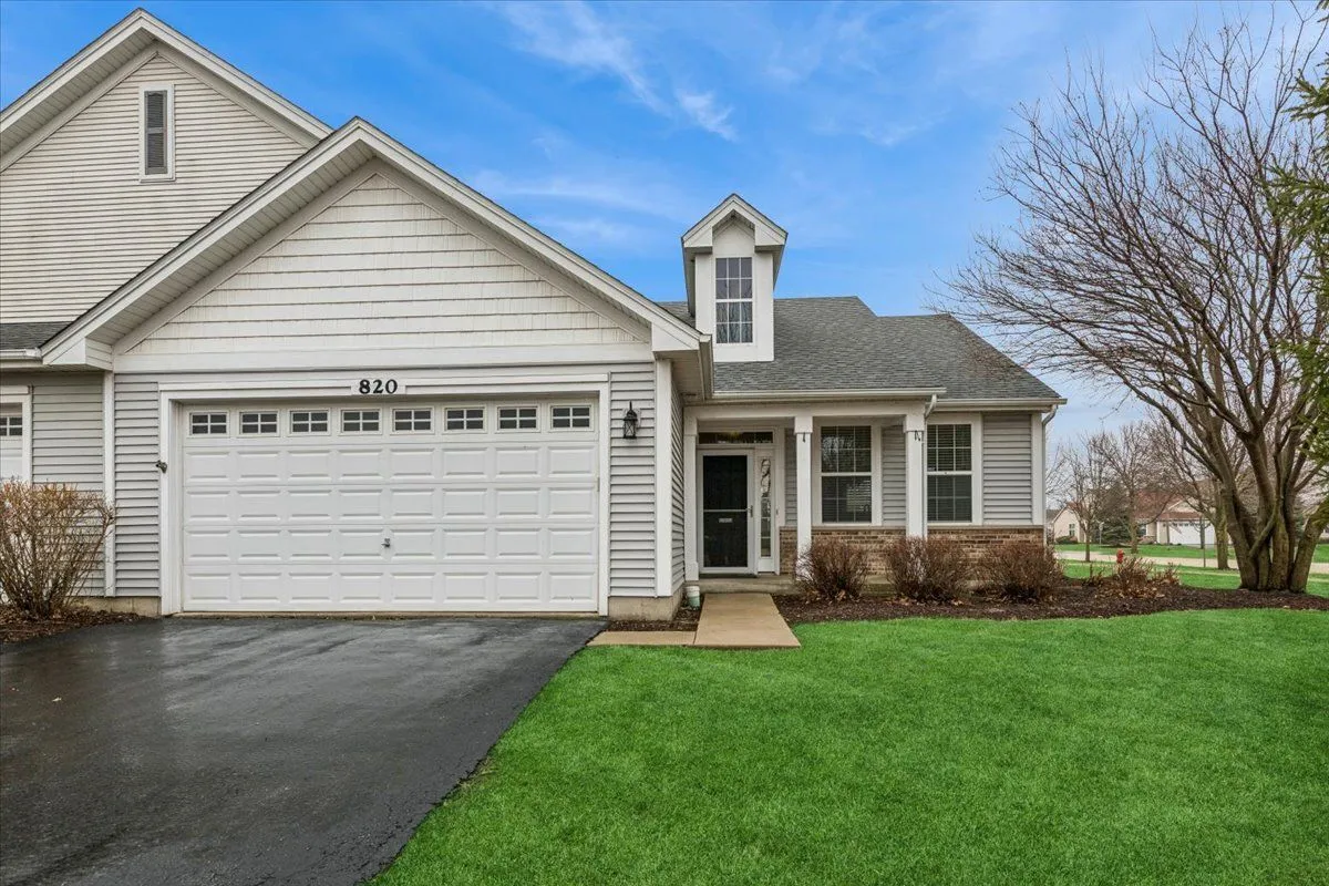 Property Slideshow image 1 of 23 | 820 bellevue cir, Oswego, IL, 60543