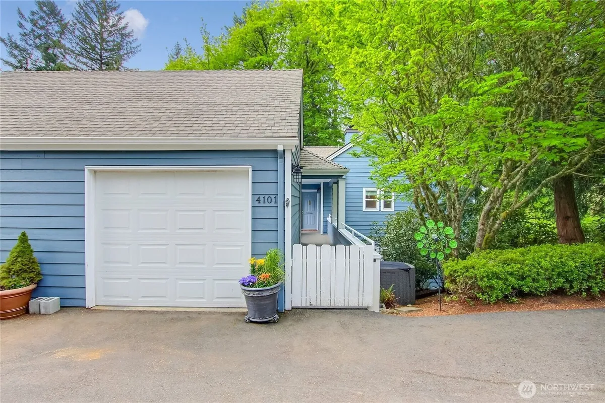 Property Slideshow image 1 of 40 | 4101 220th pl 2053, Issaquah, WA, 98029