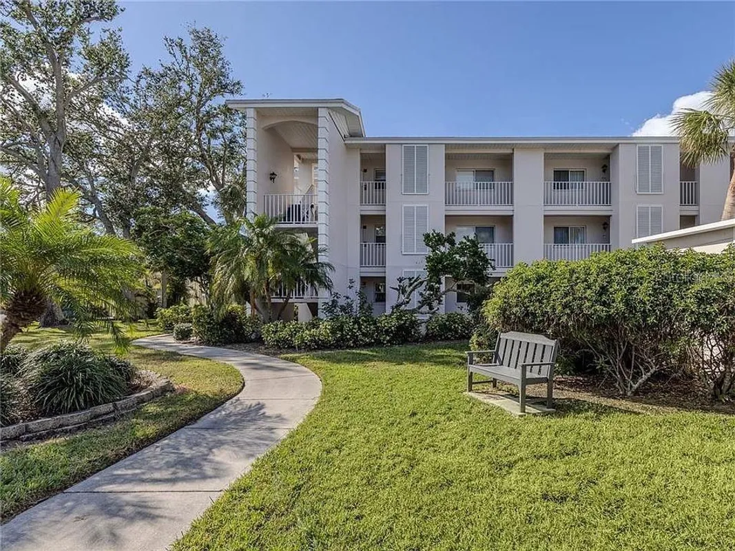 Property Slideshow image 1 of 30 | 437 cerromar ln 522, Venice, FL, 34293