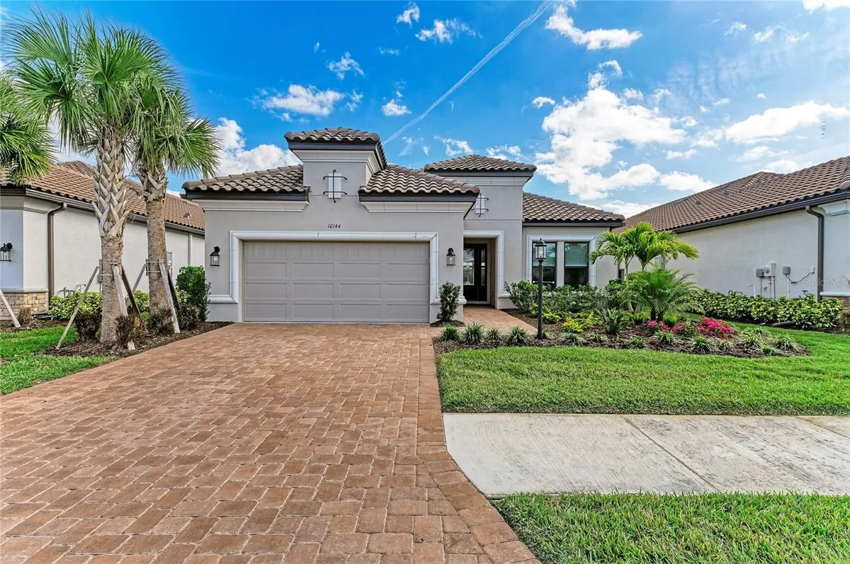 Property Slideshow image 1 of 72 | 10144 morning mist ln, Sarasota, FL, 34241