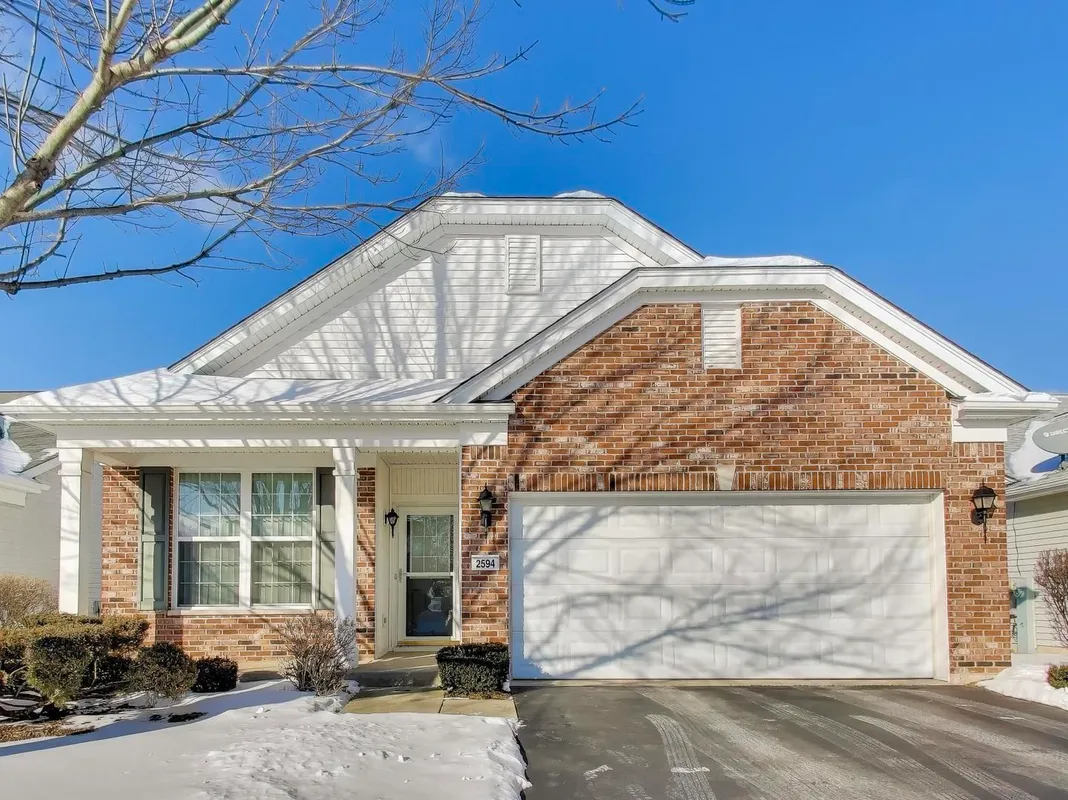 Property Slideshow image 1 of 32 | 2594 venetian ln, Elgin, IL, 60124