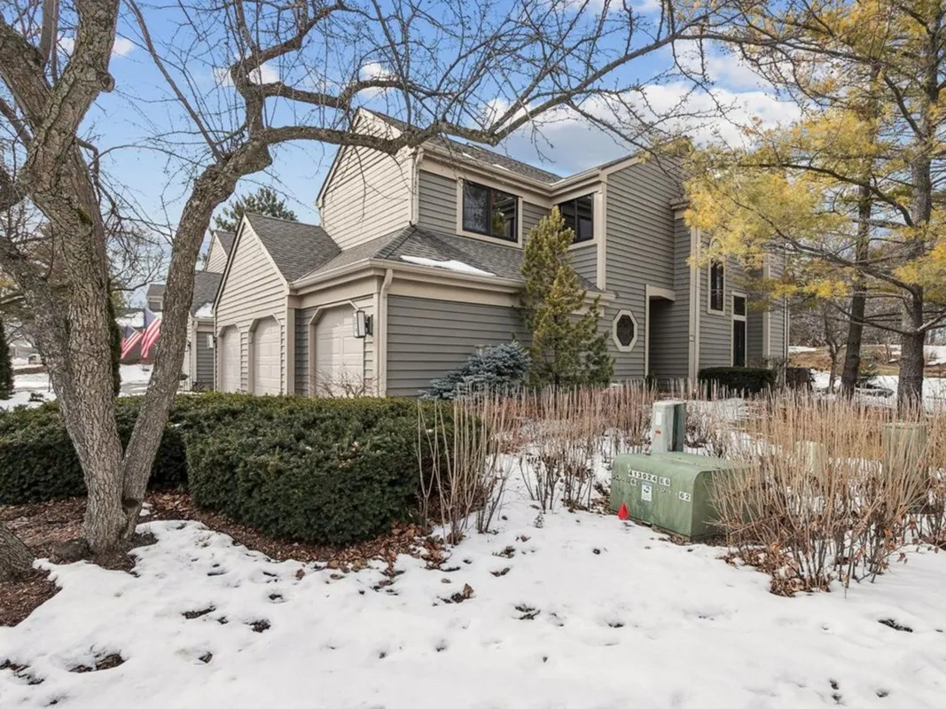 Property Slideshow image 1 of 44 | 374 white oak ln # 1190, Lake Barrington, IL, 60010