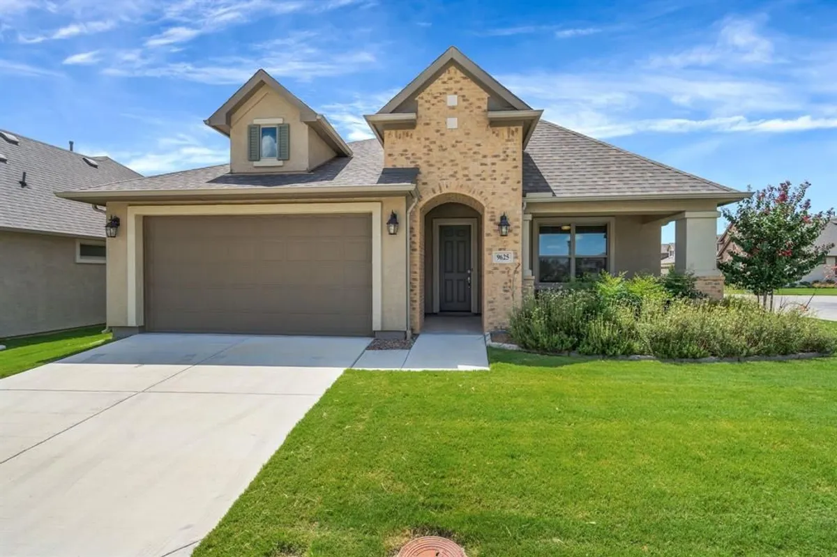 Property Slideshow image 1 of 32 | 9625 heartwood dr, Denton, TX, 76207