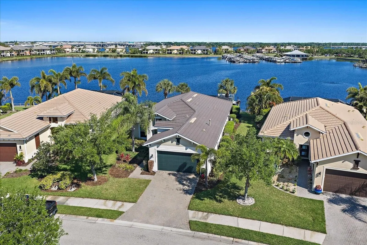 Property Slideshow image 1 of 54 | 5040 lake overlook ave, Bradenton, FL, 34208