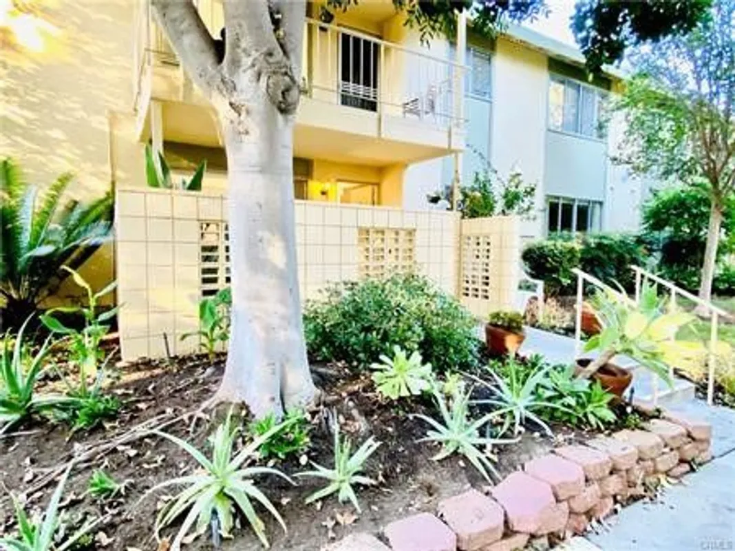 Property Slideshow image 1 of 1 | 185 avenida majorca d, Laguna Woods, CA, 92637