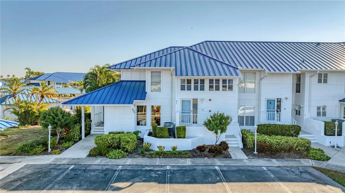 Property Slideshow image 1 of 54 | 983 sandpiper cir, Bradenton, FL, 34209