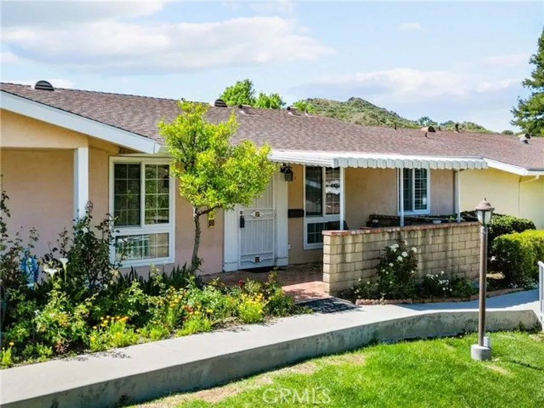 Property Slideshow image 1 of 34 | 19163 avenue of the oaks a, Newhall, CA, 91321