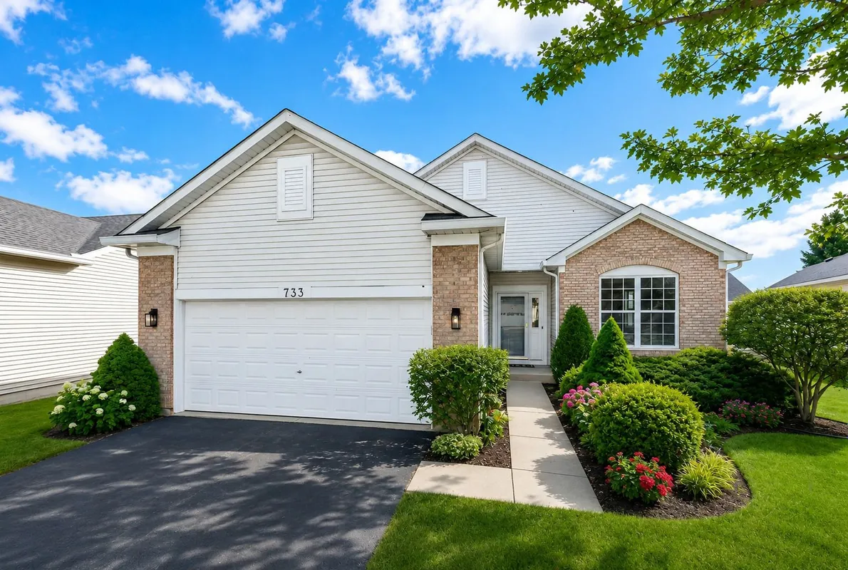 Property Slideshow image 1 of 34 | 733 s mecosta ln, Romeoville, IL, 60446