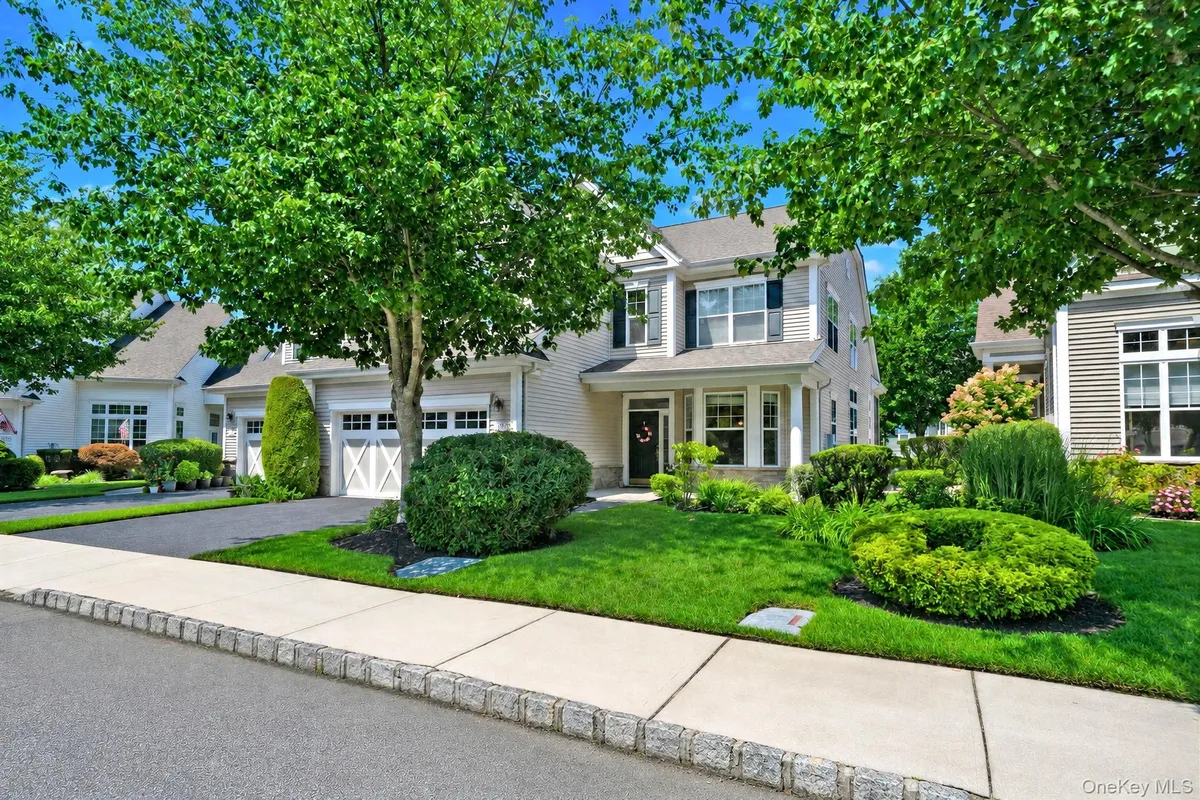 Property Slideshow image 1 of 45 | 140 chopin pl, Brookhaven, NY, 11941
