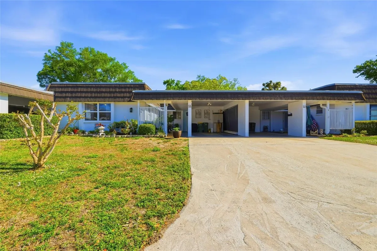 Property Slideshow image 1 of 32 | 3985 overlook bnd 16, Sarasota, FL, 34232