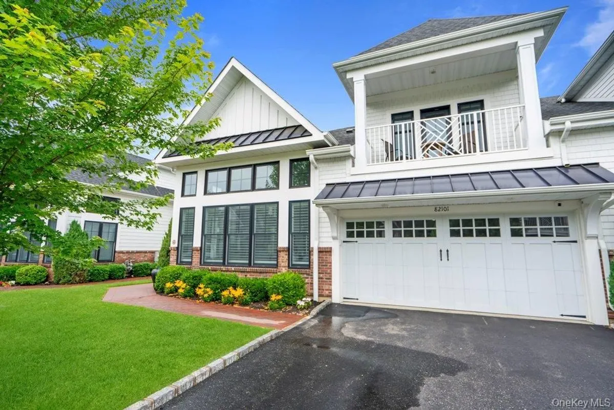 Property Slideshow image 1 of 40 | 82101 spruce pond cir, Oyster Bay, NY, 11803