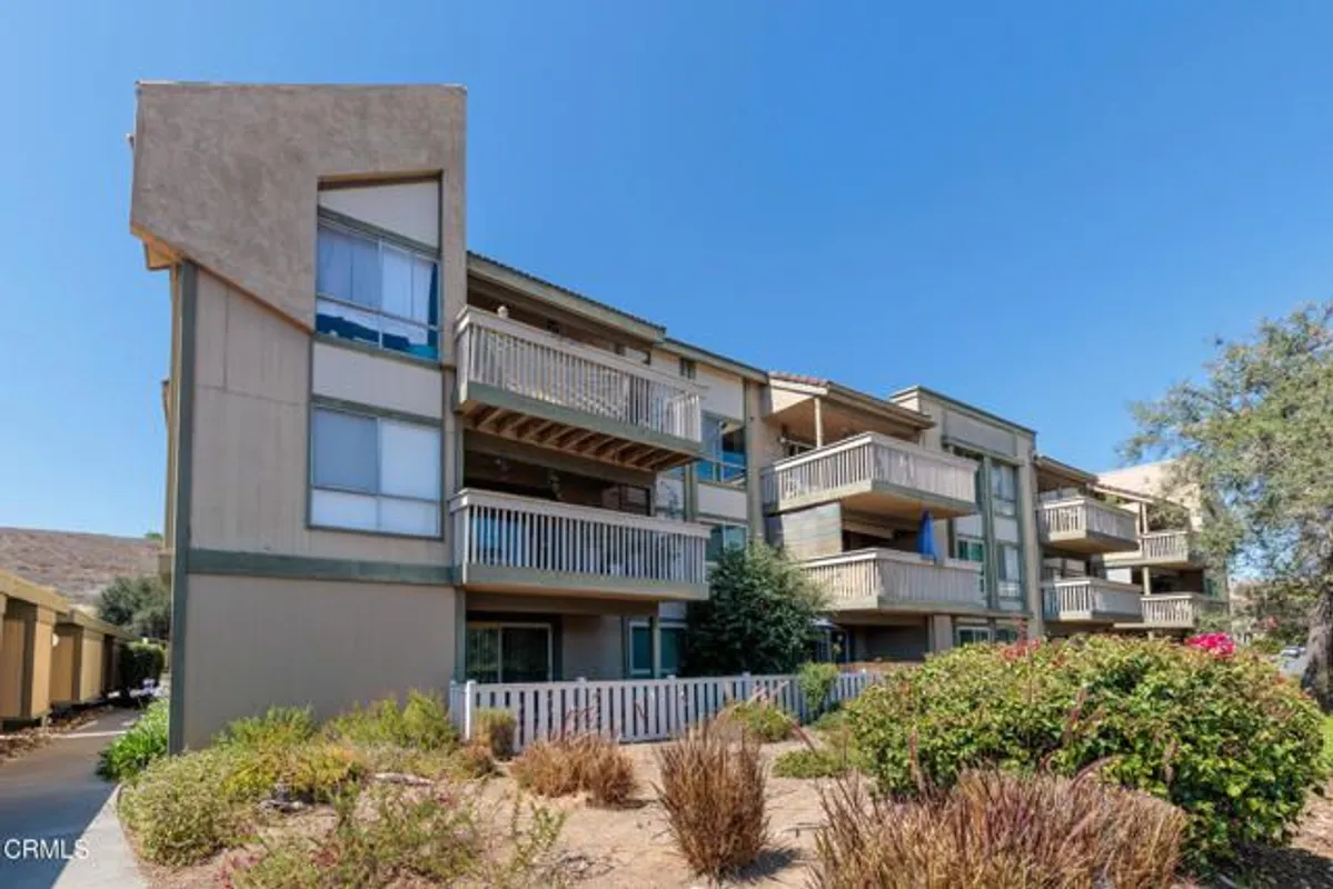 Property Slideshow image 1 of 24 | 324 chestnut hill ct 14, Thousand Oaks, CA, 91360