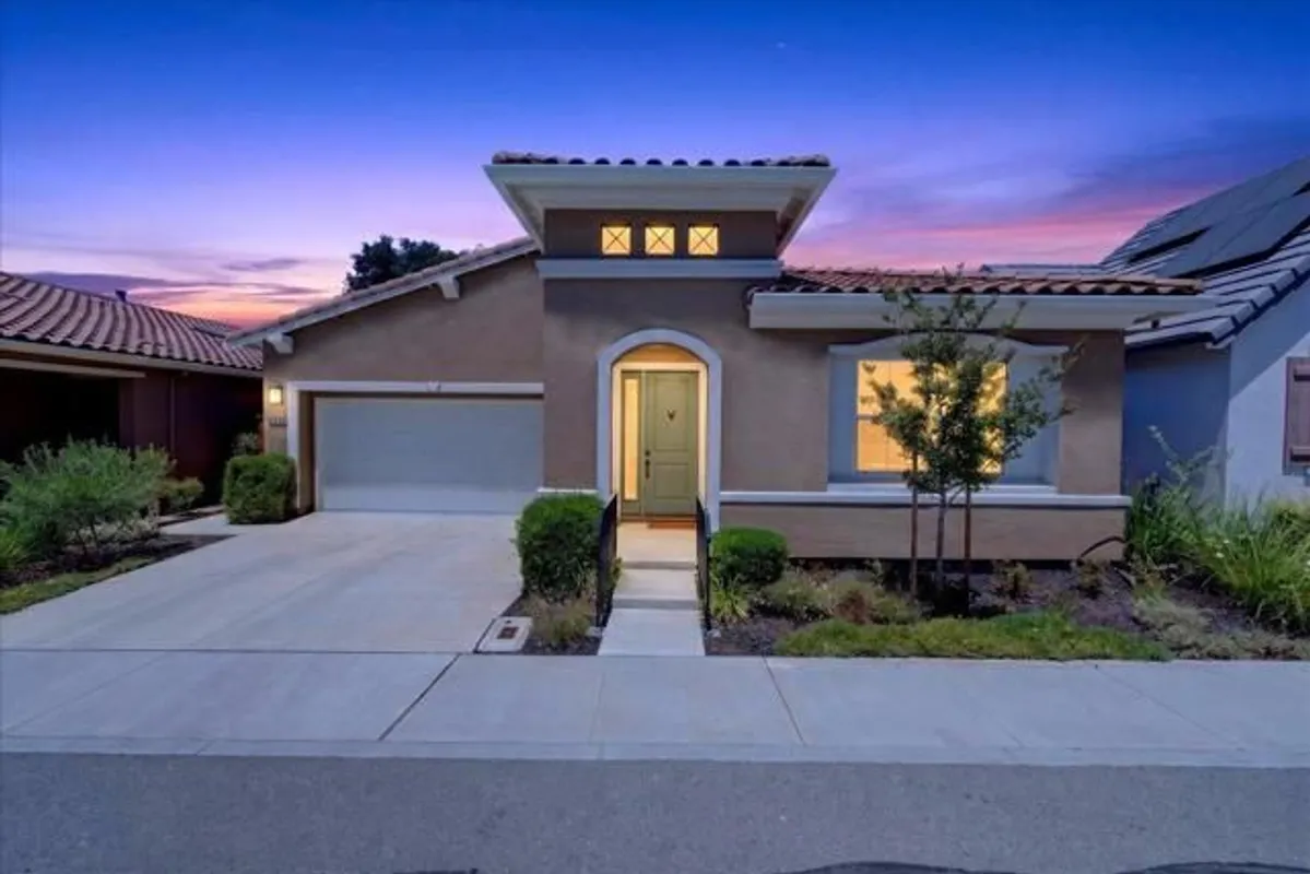 Property Slideshow image 1 of 64 | 2006 red oak dr, Hollister, CA, 95023
