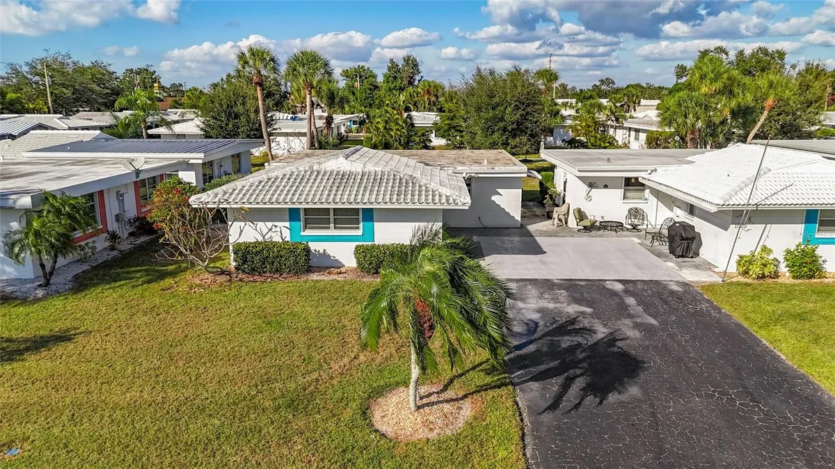 Property Slideshow image 1 of 23 | 1523 lakeside dr 15, Venice, FL, 34293