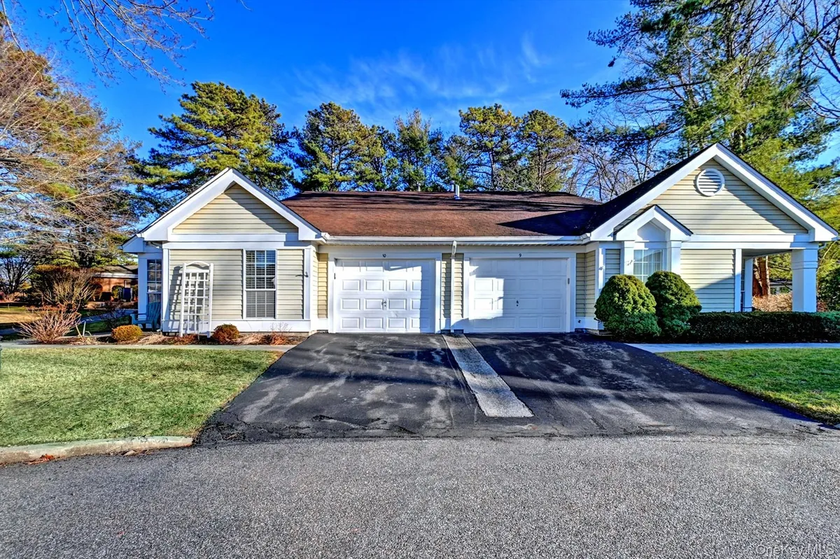 Property Slideshow image 1 of 41 | 10 oakdale ct, Ridge, NY, 11961