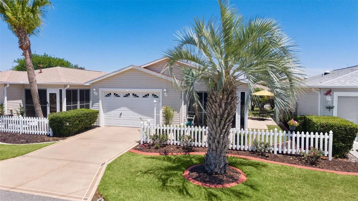 Property Slideshow image 1 of 37 | 2437 southern oak st, The Villages, FL, 32162