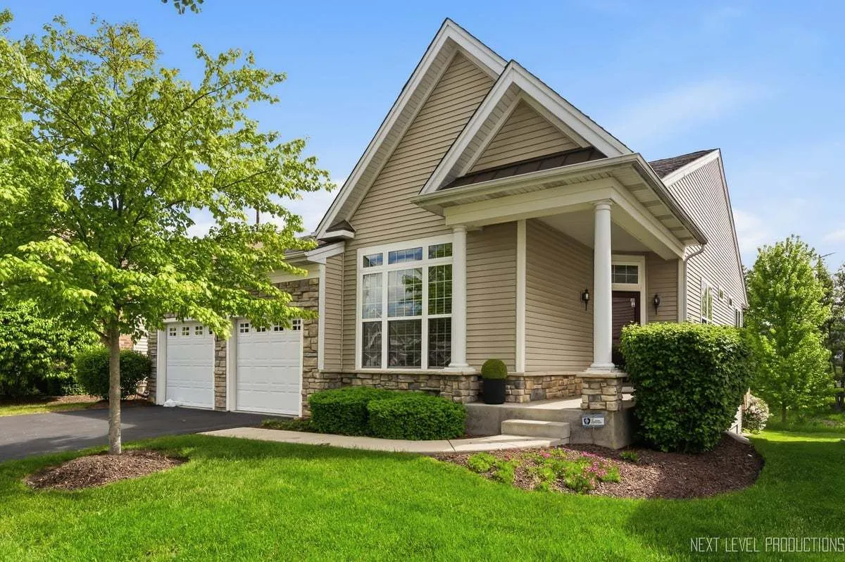 Property Slideshow image 1 of 27 | 3844 valhalla dr, Elgin, IL, 60124