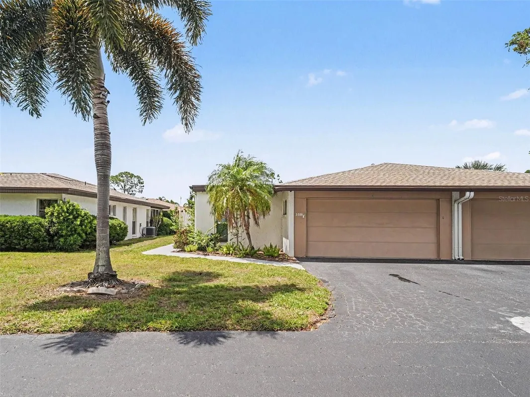 Property Slideshow image 1 of 24 | 3506 auburn ct 230, Sarasota, FL, 34231