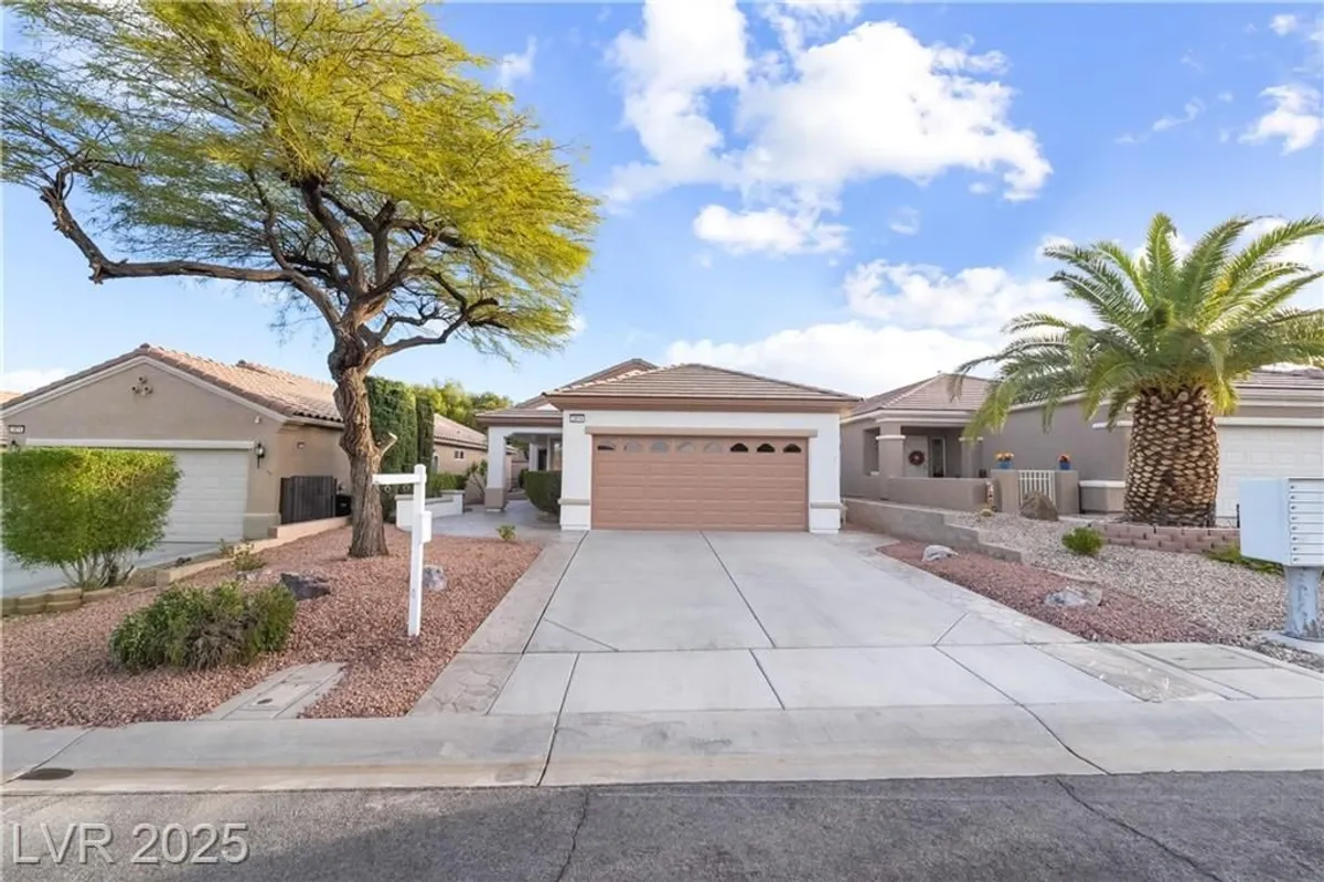 Property Slideshow image 1 of 52 | 2810 meadow park ave, Henderson, NV, 89052