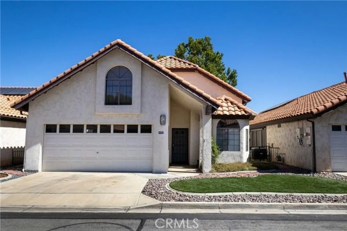 Property Slideshow image 1 of 32 | 19258 pne, Apple Valley, CA, 92308