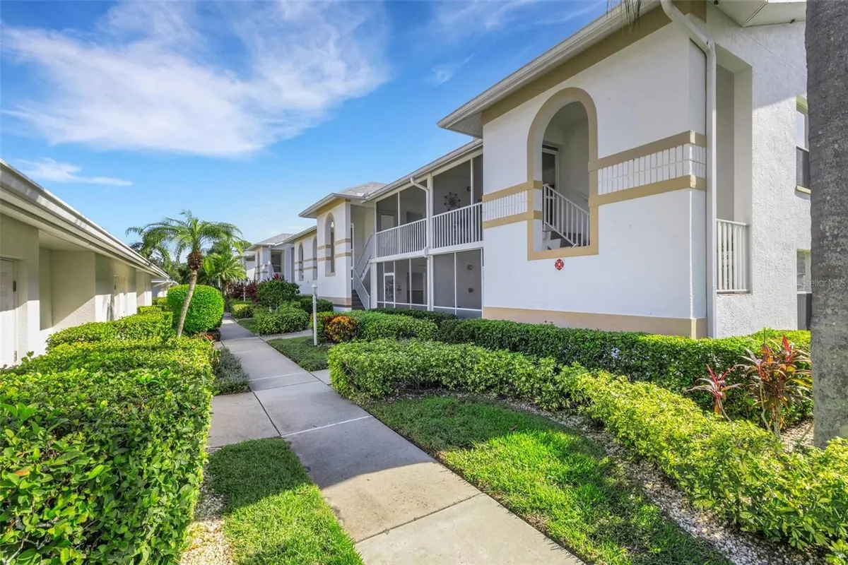 Property Slideshow image 1 of 58 | 6908 drewrys blf 712, Bradenton, FL, 34203