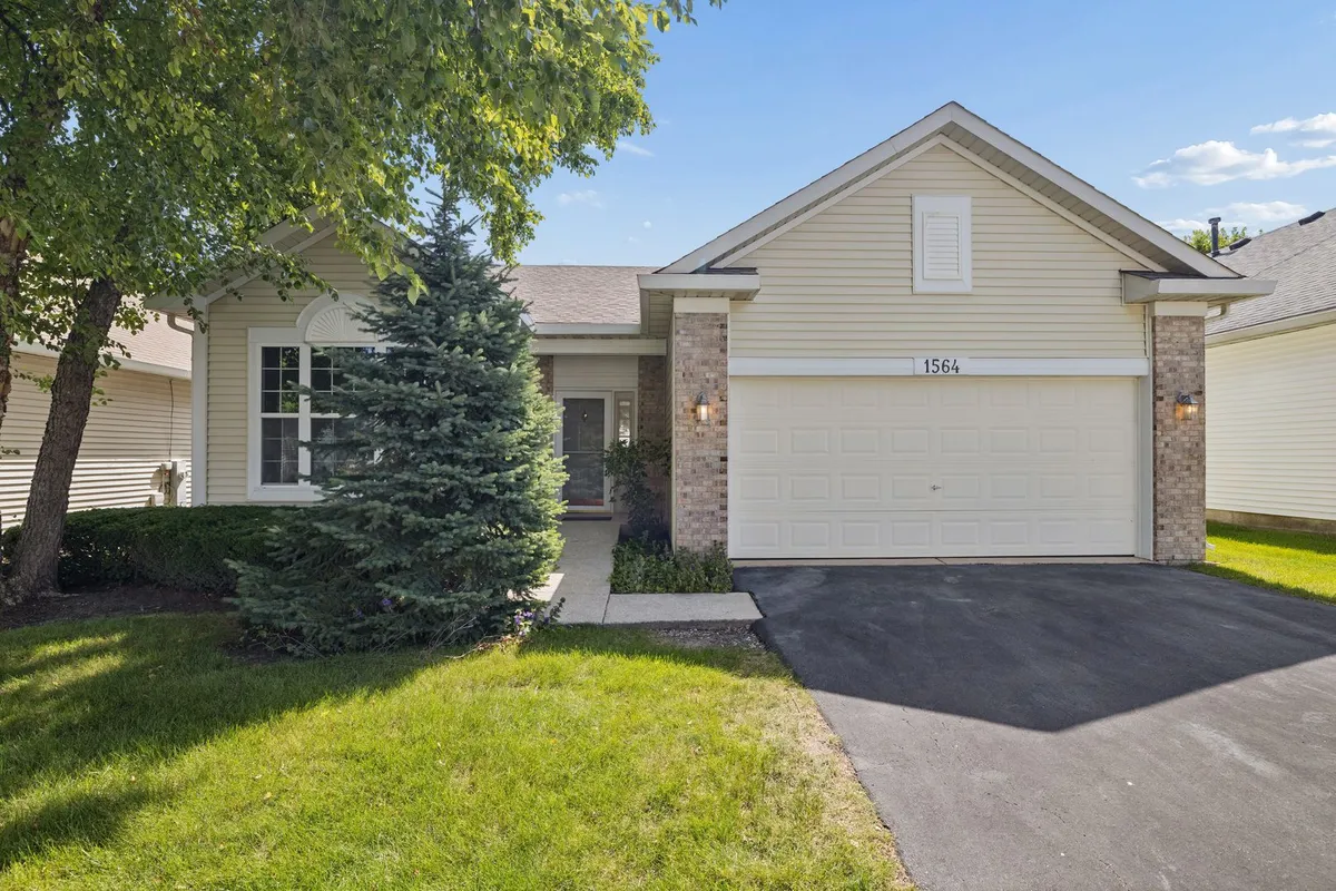 Property Slideshow image 1 of 20 | 1564 benzie cir, Romeoville, IL, 60446
