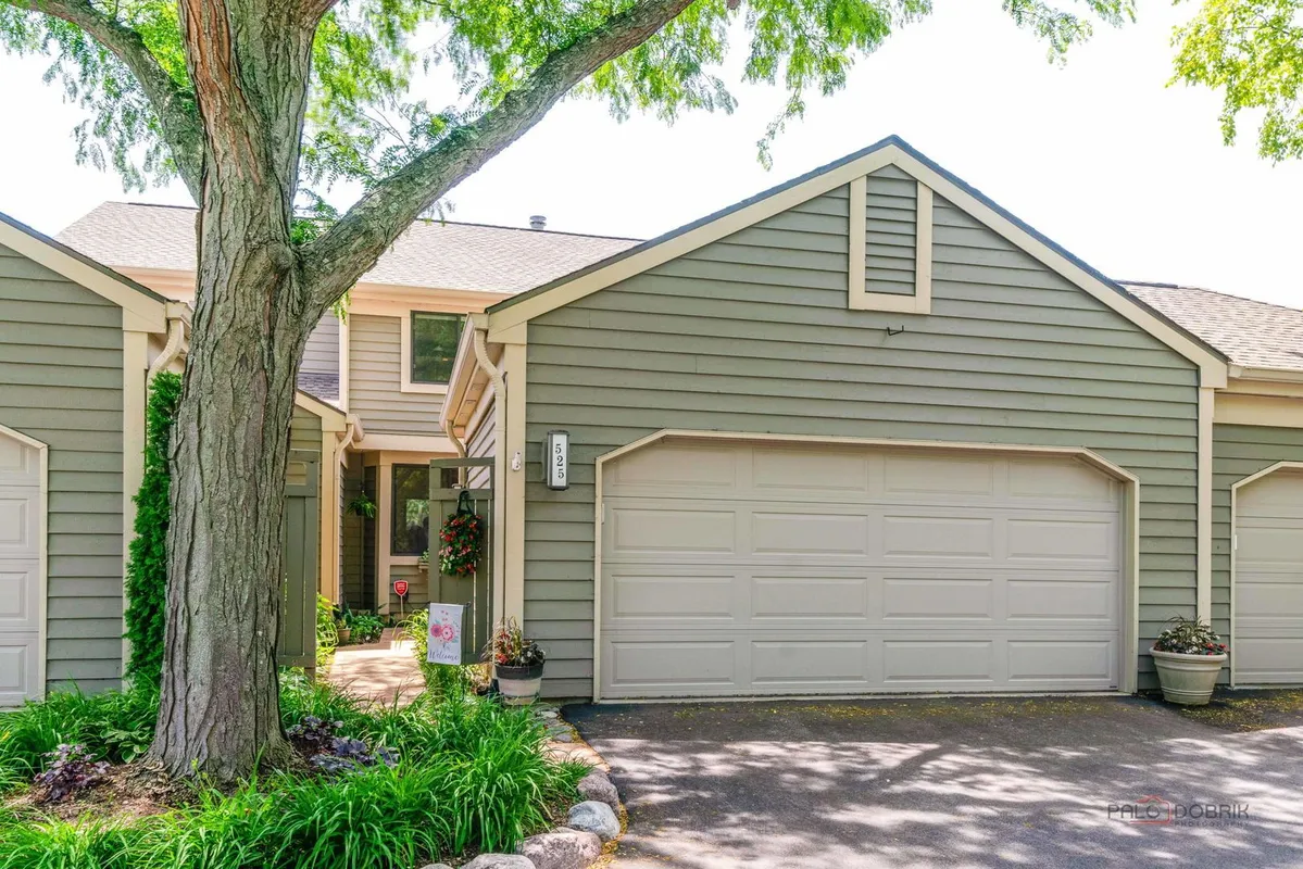 Property Slideshow image 1 of 38 | 525 white oak ln 26525, Lake Barrington, IL, 60010